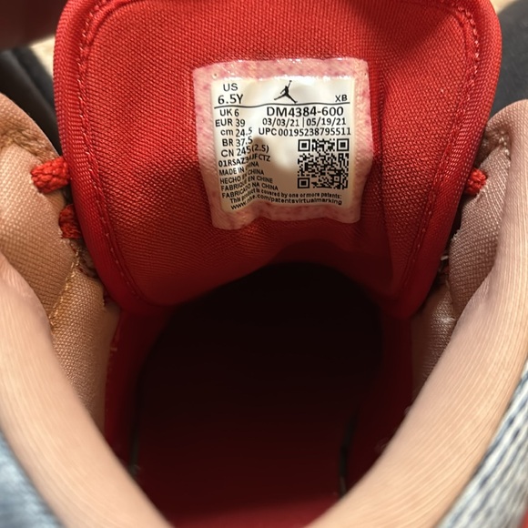 Air Jordan 1 Mid SE (GS) - Picture 7 of 9